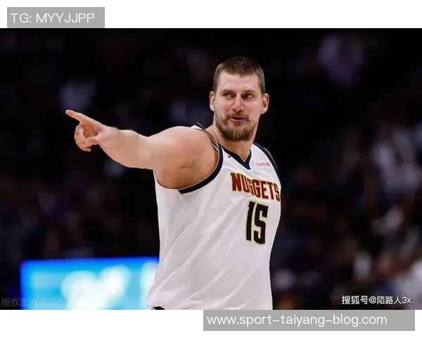 约基奇展现超凡视野与精准手法布劳恩底角三分轻松命中 约基奇展现超凡视野与精准手法布劳恩底角三分轻松命中